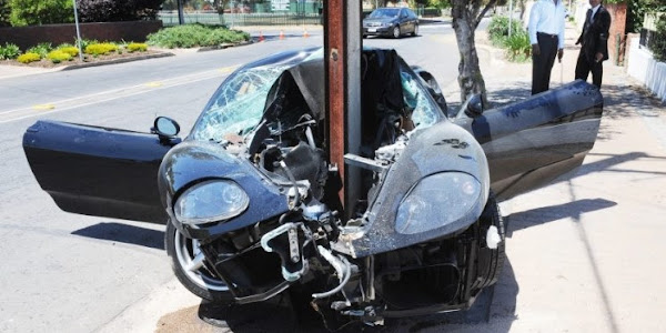 Kecelakaan Parah Mobil Mewah Ferarri