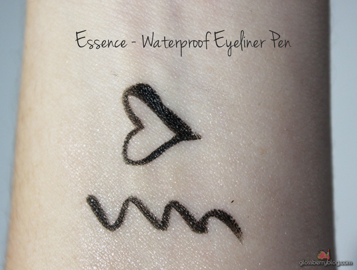  Essence - Eyeliner Pen Waterproof אייליינר טוש שחור שחור אסנס זול גלוסברי בלוג איפור וטיפוח סקירה המלצה review swatch