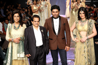 Zeenat Aman & Zarine Khan walk the ramp for YS 18 at IIJW 2012