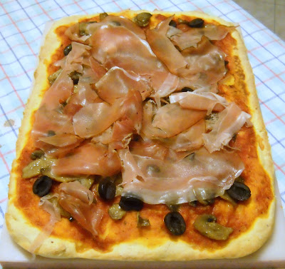 pizza senza glutine con funghi olive e speck