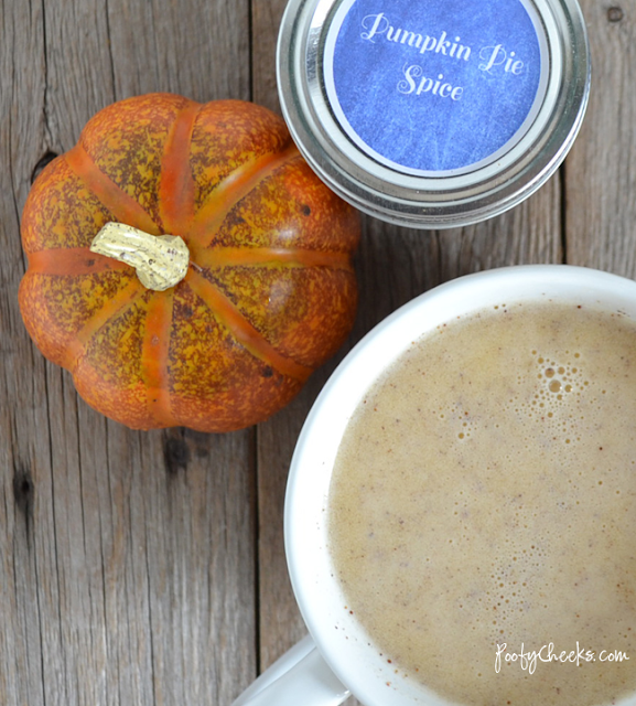 Pumpkni Spice Latte from Poofy Cheeks. Part of the Fall In Love With Fall Series at Hi! It's Jilly. #pumpkin #latte #fall #recipe