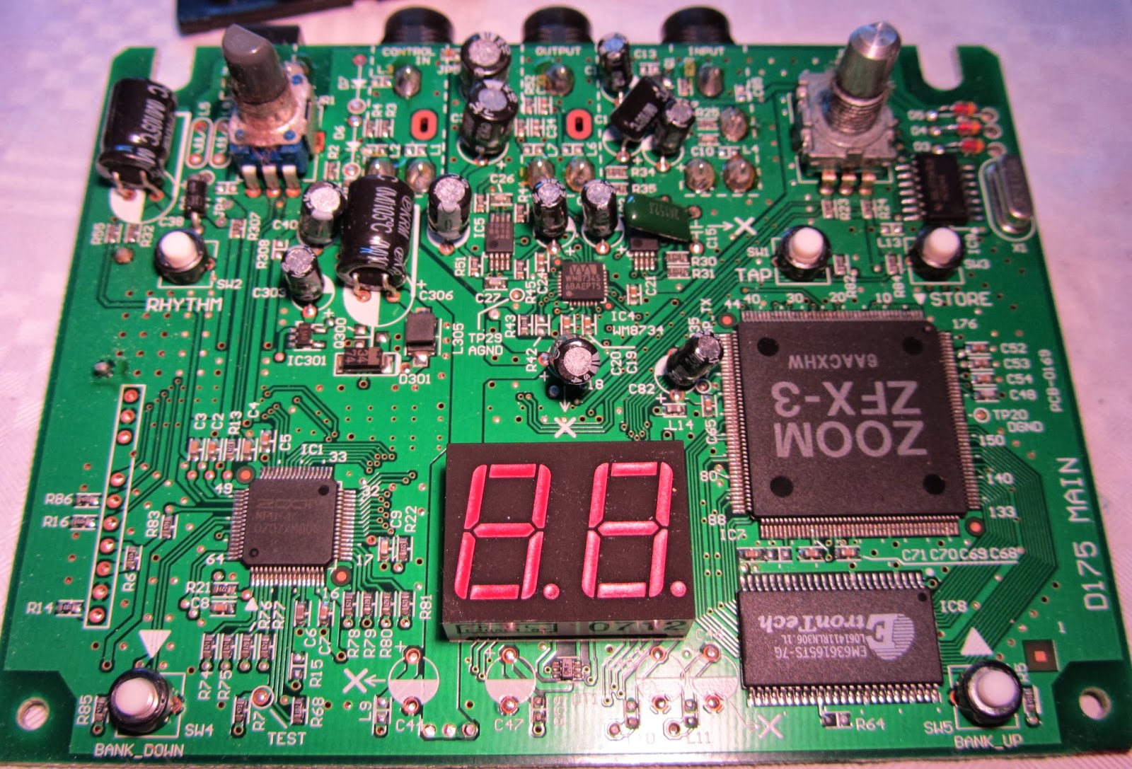 Hack Correlation Zoom G1 guitar effects pedal repair