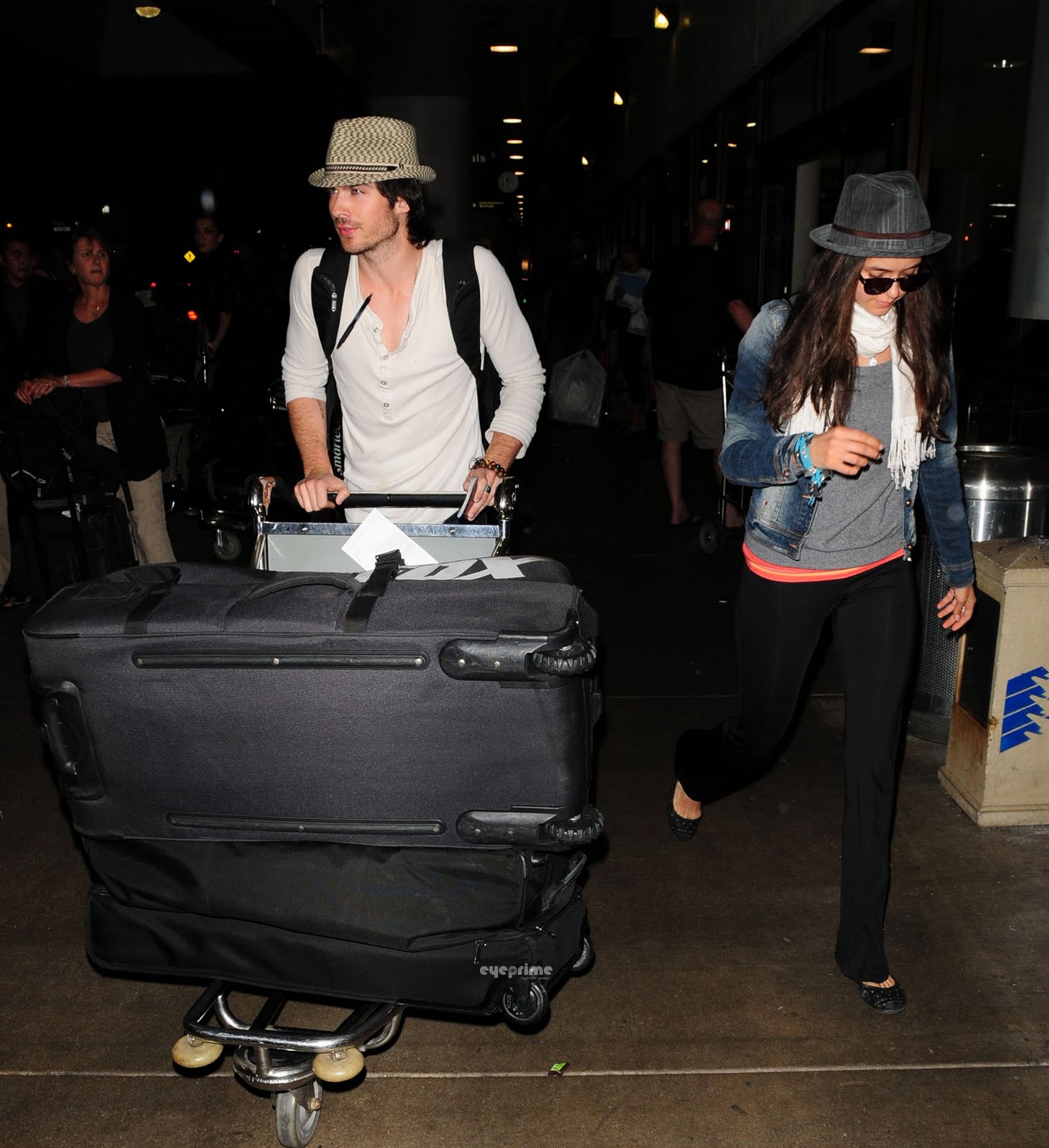 http://2.bp.blogspot.com/-EgFFvauD_r0/ThSTNOF6R9I/AAAAAAAACKw/1xy5ERhqeW4/s1600/Nina-Dobrev-Ian-Somerhalder-land-at-LAX-Jul-5-nina-dobrev-23468955-1827-2000.jpg