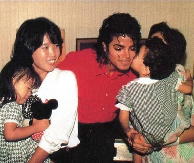 [CURIOSIDADE] Cofrinho Michael Jackson da Taiwan  MJ+1985+children+1