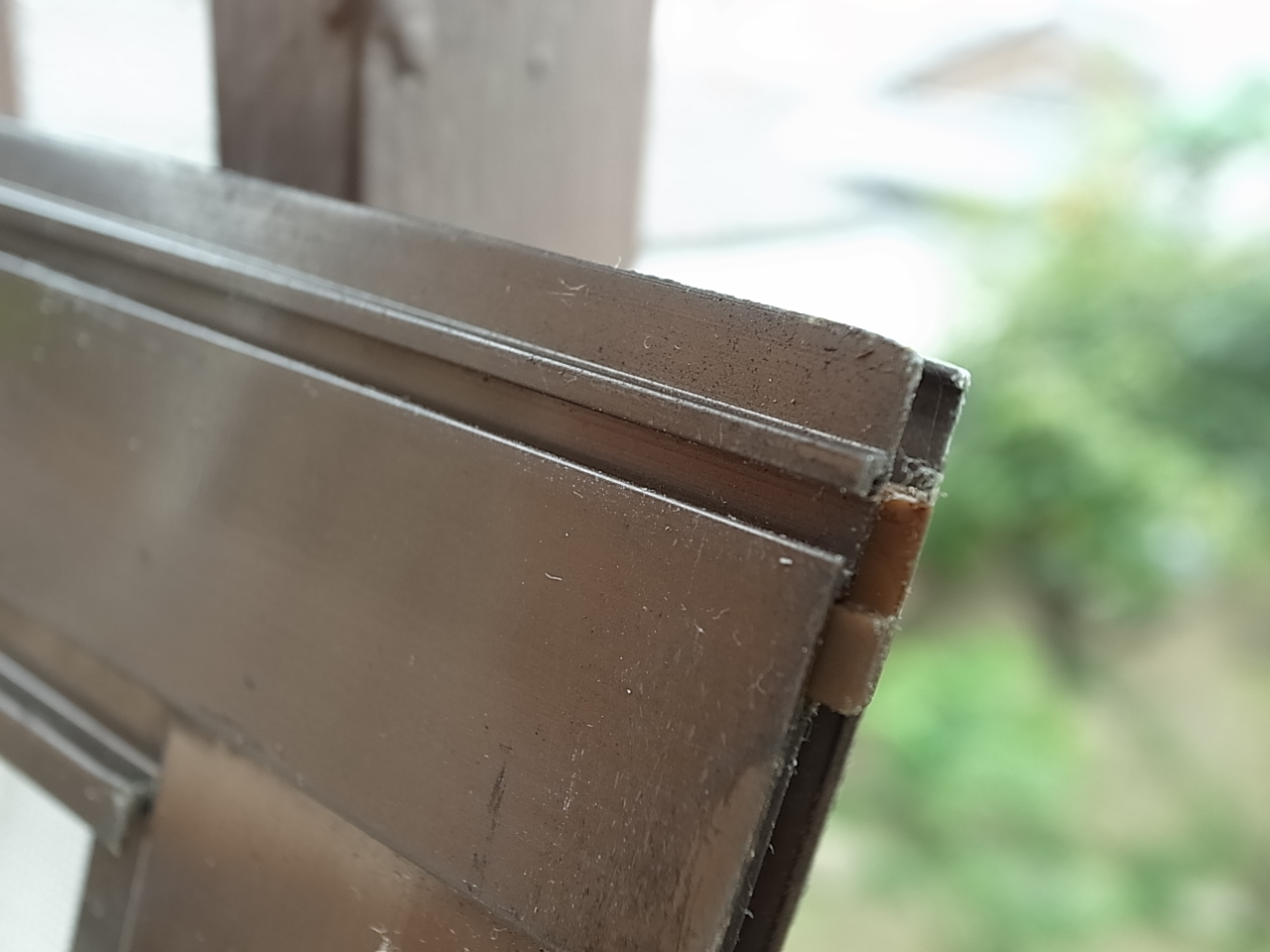 古い窓の網戸モヘアの交換｜merrymade