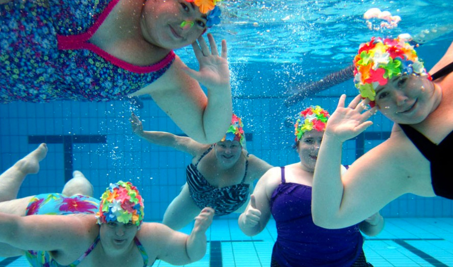 Голая толстая девка зовет с собой в бассейн