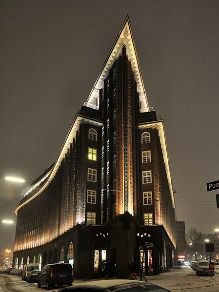 Chilehaus de noche. Obra simbólica de la arquitectura expresionista. Fritz Höger,1923.