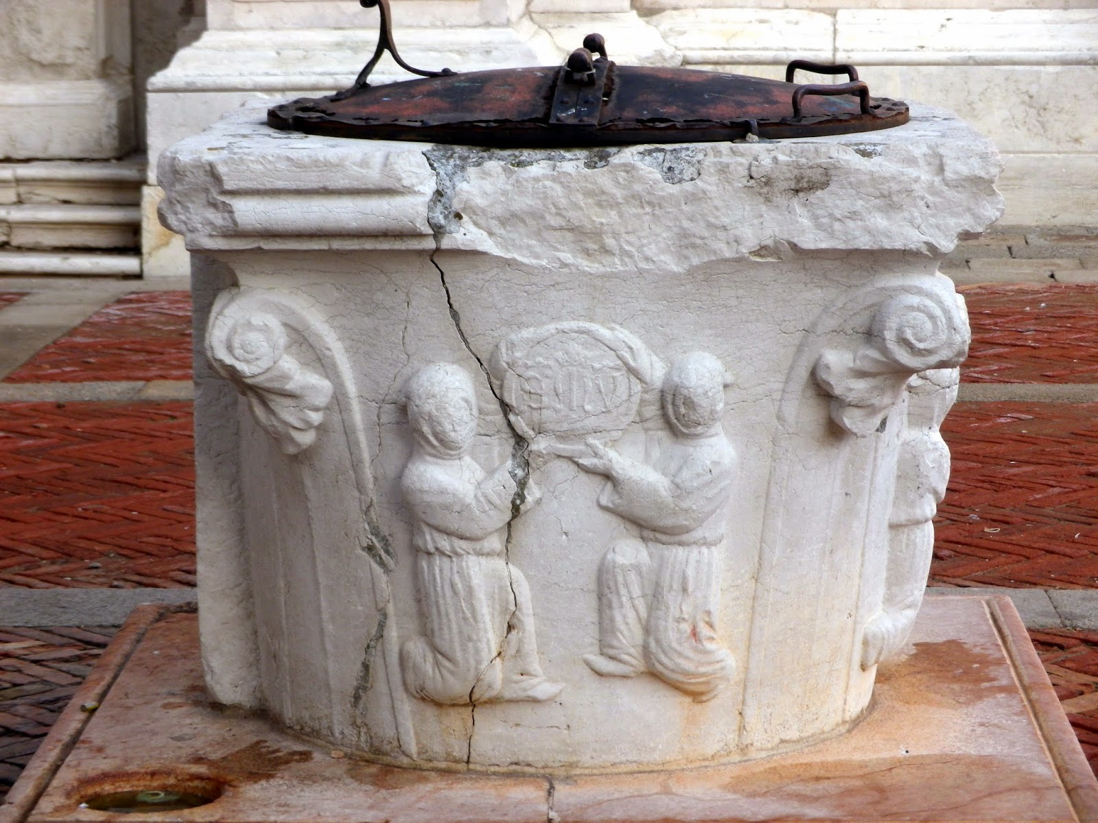 Well-head (vera da pozzo), Campo de l'Abbazia, Venice Well-head (vera da pozzo), Campo de l'Abbazia, Venice