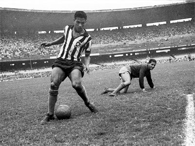 Młody Garrincha ośmieszający rywala Młody Garrincha ośmieszający rywala