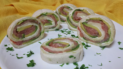 Rollitos De Pan De Molde Con Salmón Y Aguacate
