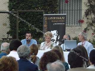 Presentación de las revistas " Las Piletas y Gárgoris" el pasado verano por la asociación Luis de Eguilaz. ( Foto.J.M.Hermoso)