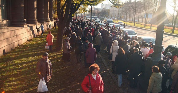 Коротко... и обо всём...: Очередь в храм Христа спасителя к поясу ...