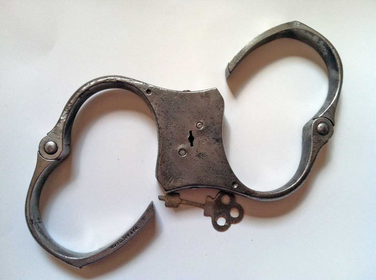 RestraintsBlog 1887 BEAN GIANT HANDCUFFS MARKED PATENT APPLIED FOR