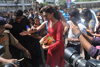 Deepika Padukone Visits Siddhivinayak Temple for YJHD success