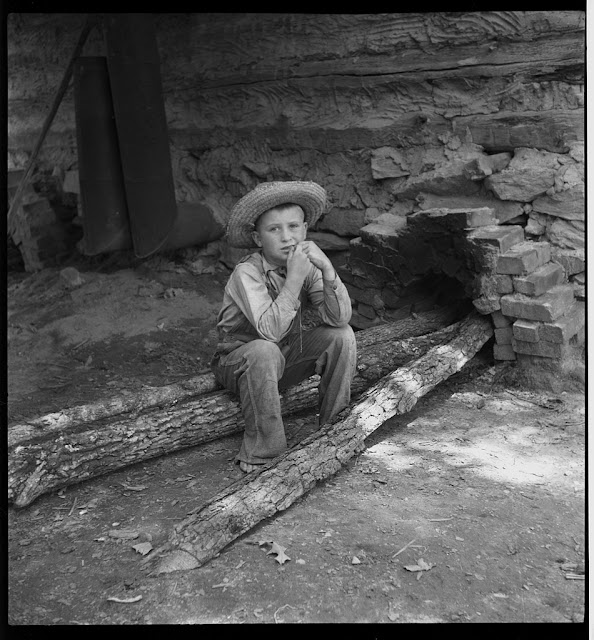 dorothea lange photos essay Photo essay: manzanar relocation photographer dorothea lange—on assignment for the war the majority of lange’s photos did not conform to the wra’s aim. dorothea lange photos essay Photo essay: manzanar relocation photographer dorothea lange—on assignment for the war the majority of lange’s photos did not conform to the wra’s aim.