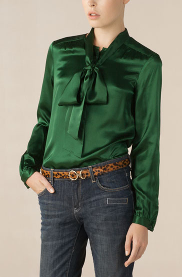 Blusa verde combinada con beige