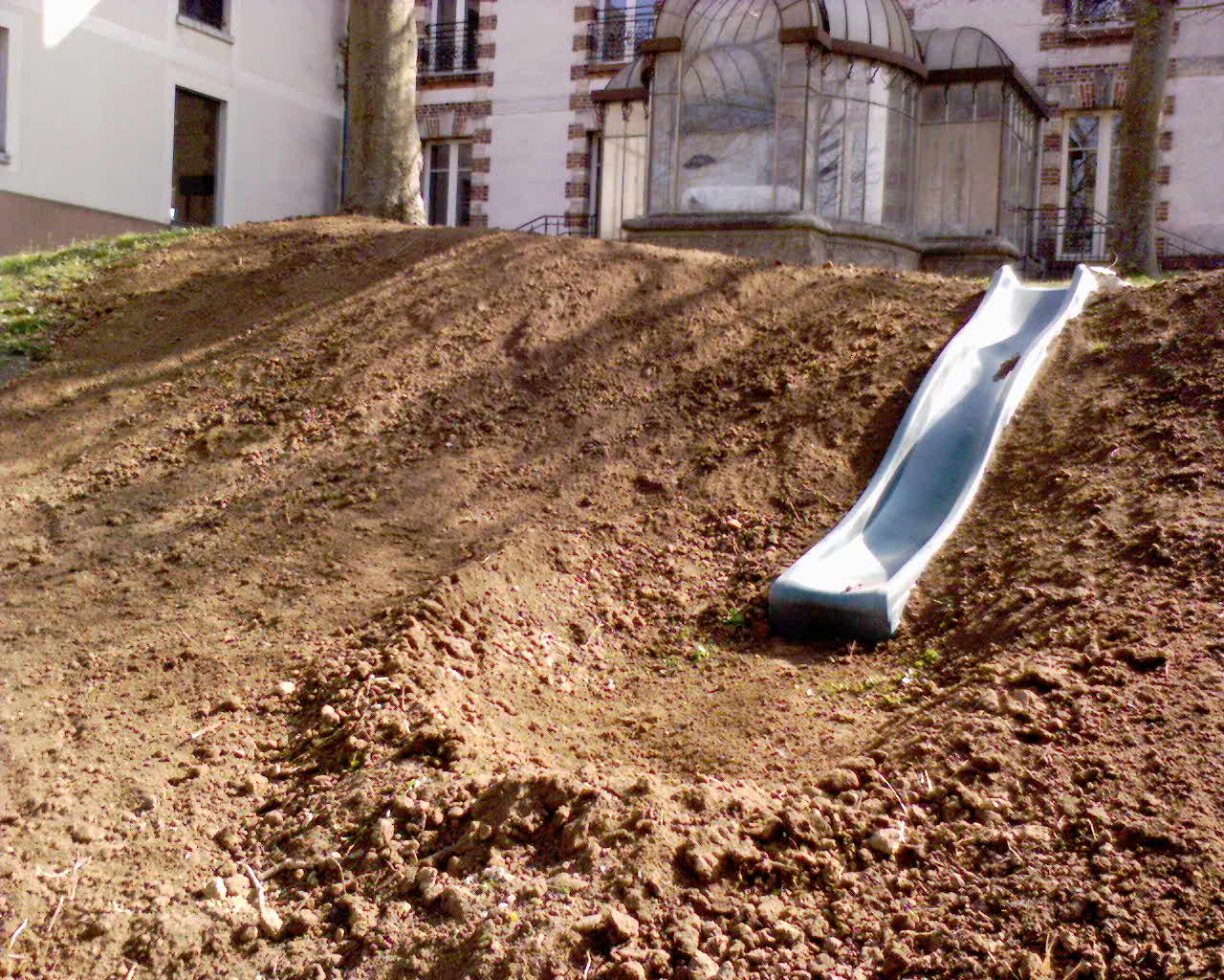 Service Technique de Chalifert Un toboggan pour le centre de loisirs