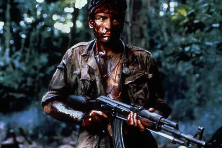 Charlie Cheen no papel do soldado Chris Taylor, o protagonista de Platoon