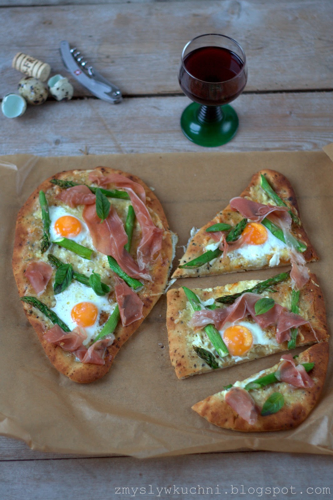 Senses in the kitchen Naan bread pizza with quail eggs, asparagus