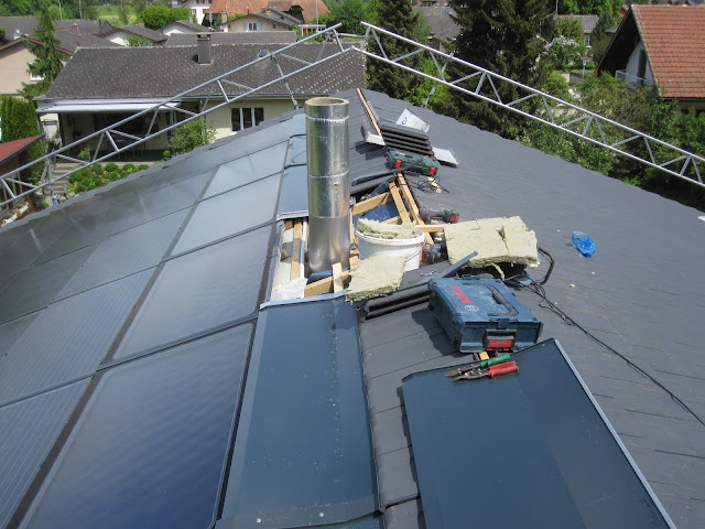 Holzhaus - wir bauen ein Haus aus Holz: Der Kamin wird montiert