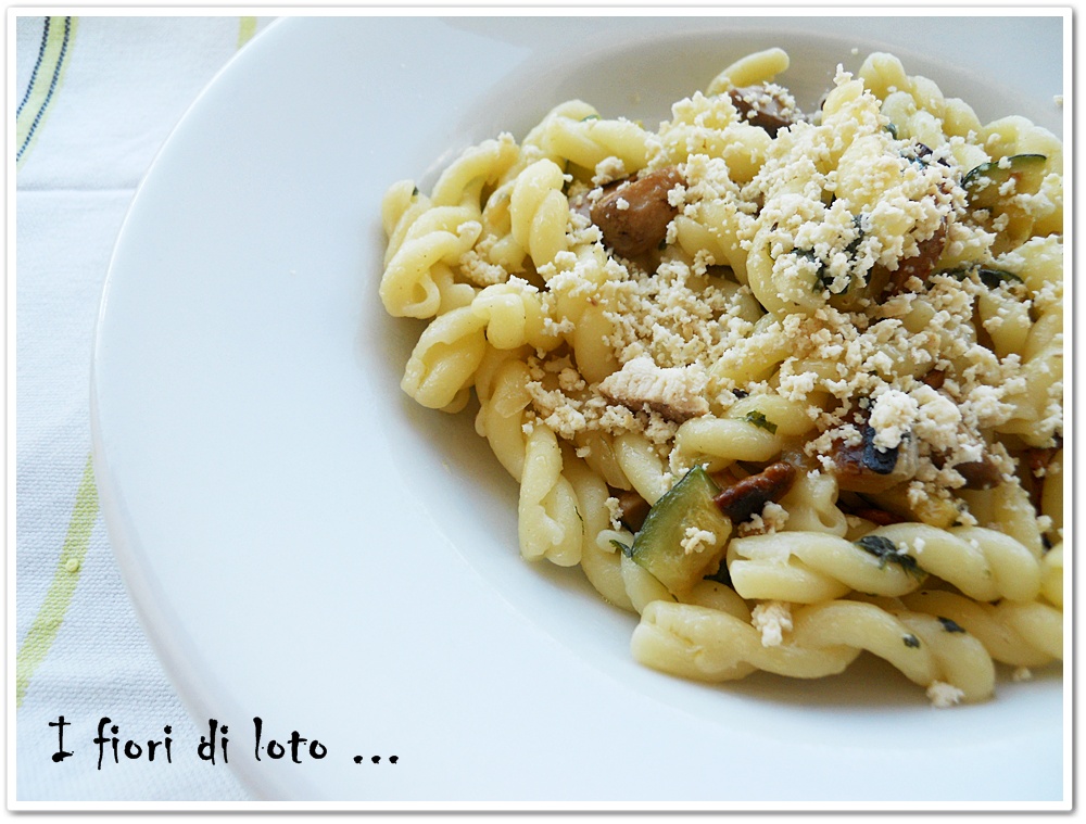 I FIORI DI LOTO Pasta con porcini, zucchine e ricotta affumicata
