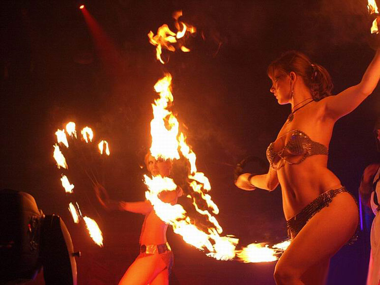 Сексуальное шоу с удавом факелами и дилдо