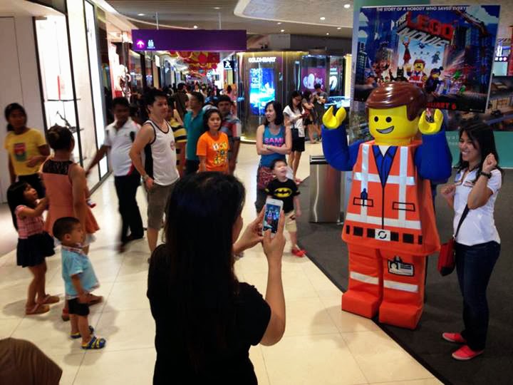 The LEGO Movie TV Spot 3 & Emmet in SG