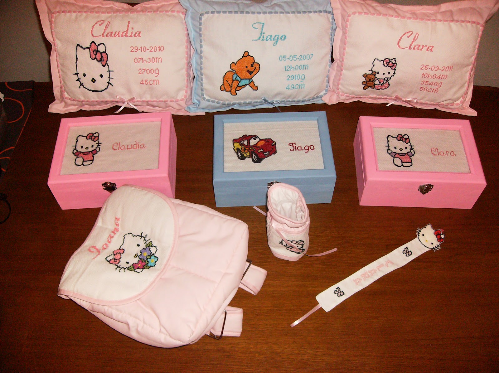 Maravilhas em Ponto Cruz Bebé: Conjunto composto por Caixa com