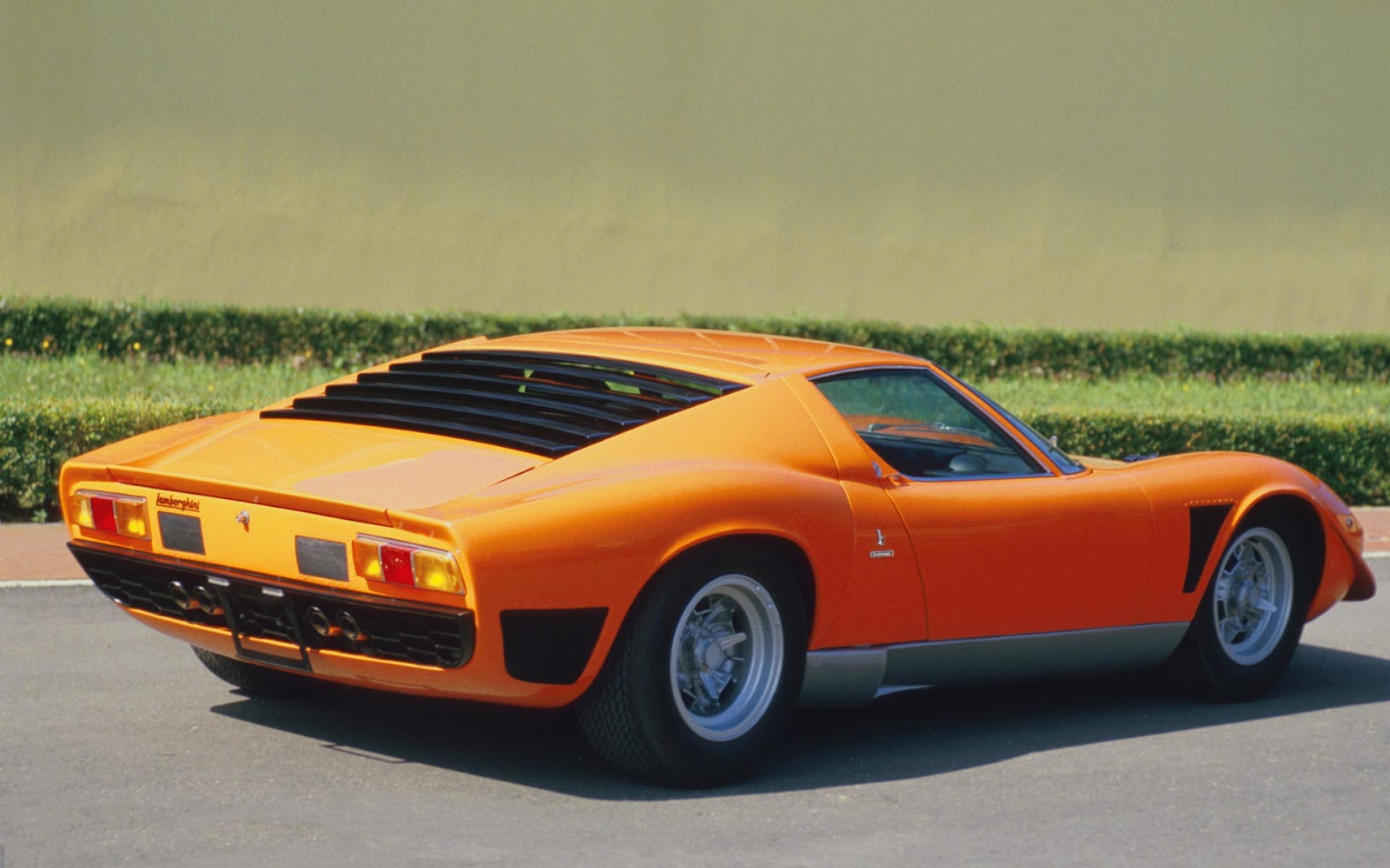 Wallpapers of beautiful cars Miura