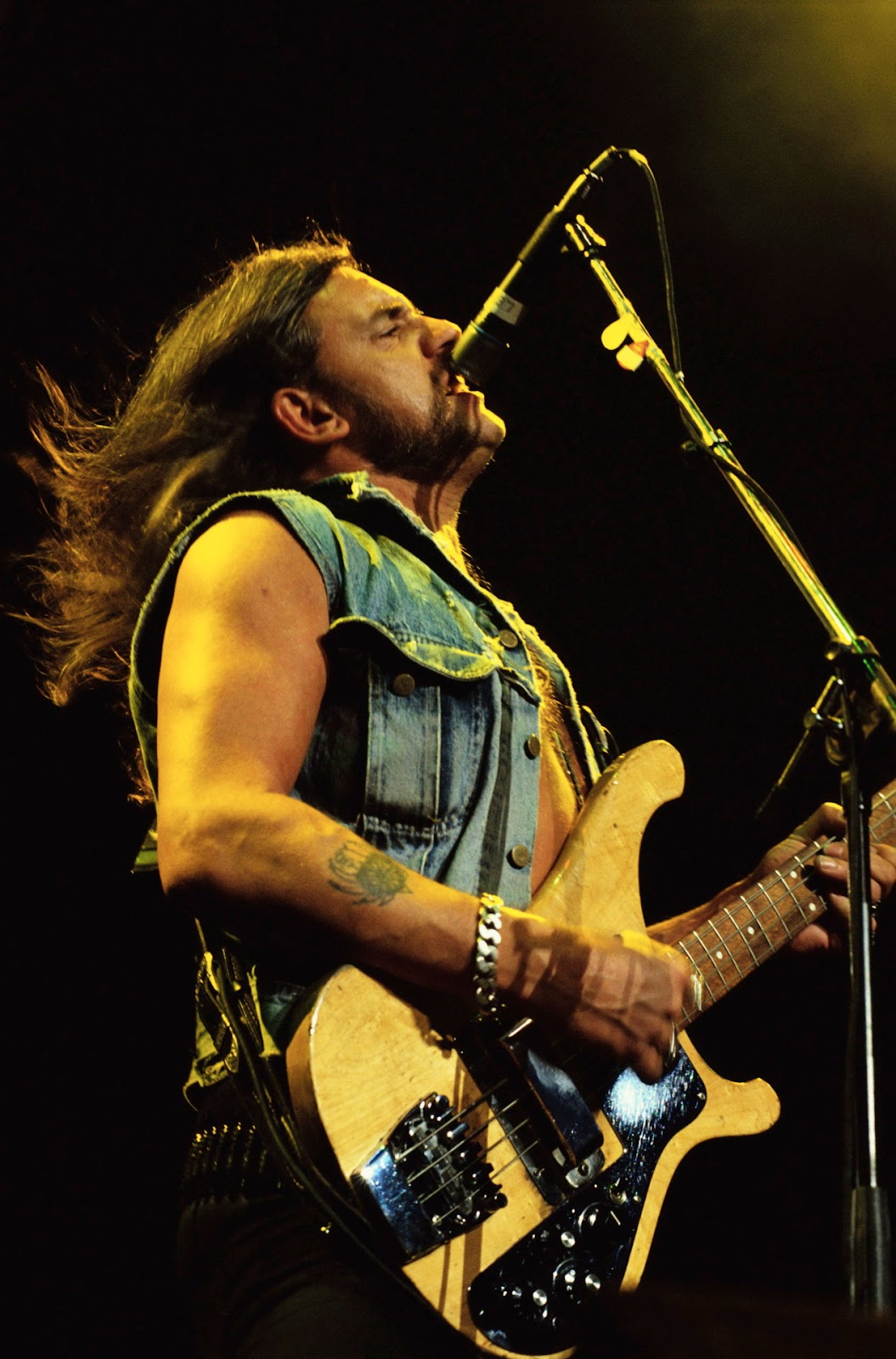 How to Teach Yourself to Play Bass Guitar with Pictures