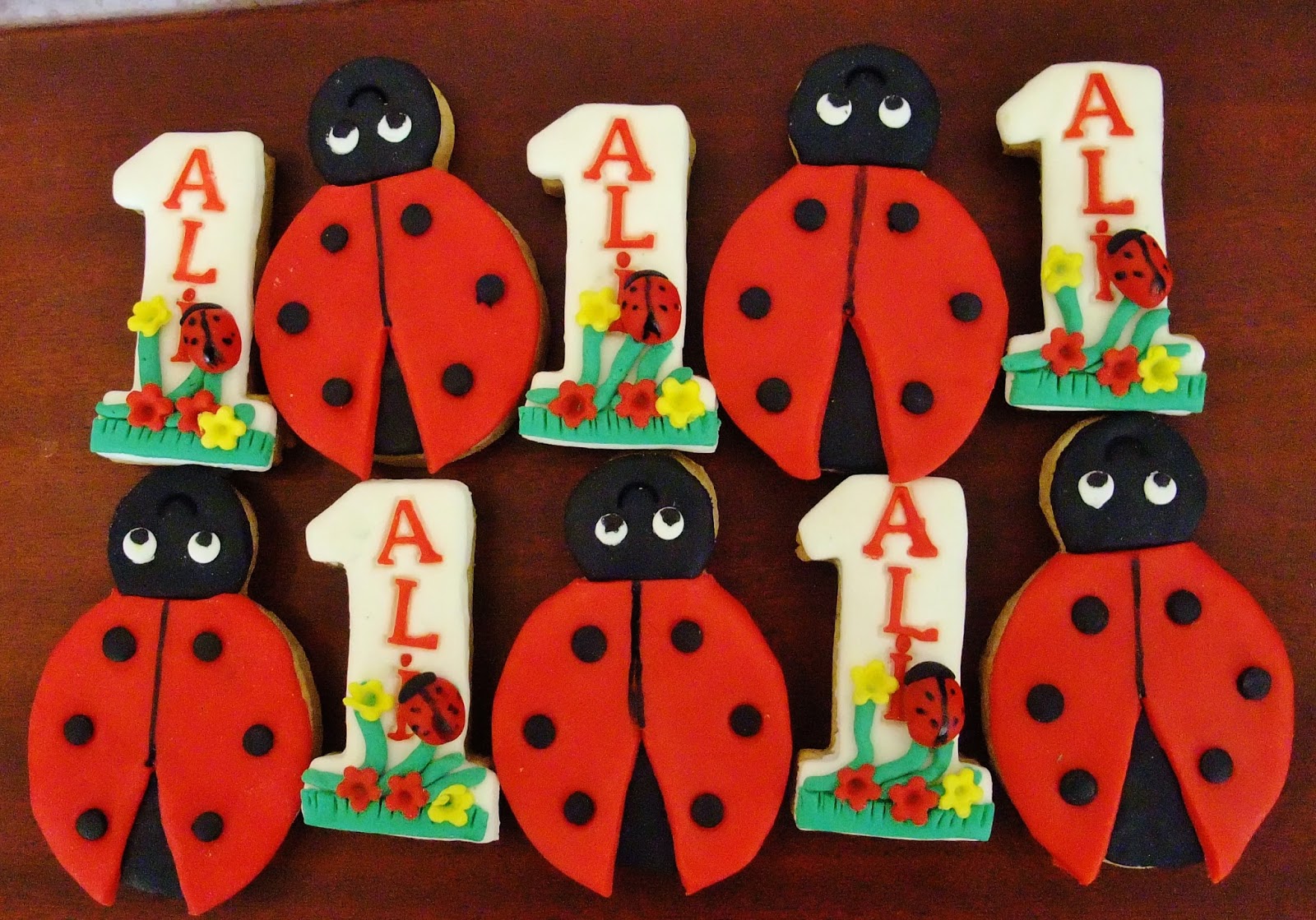 İpek Butik Pasta ,Çikolata ve Kurabiye Uğur böceği ve 1 yaş kurabiyeleri