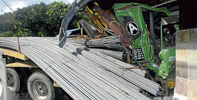 lori treler langgar rumah