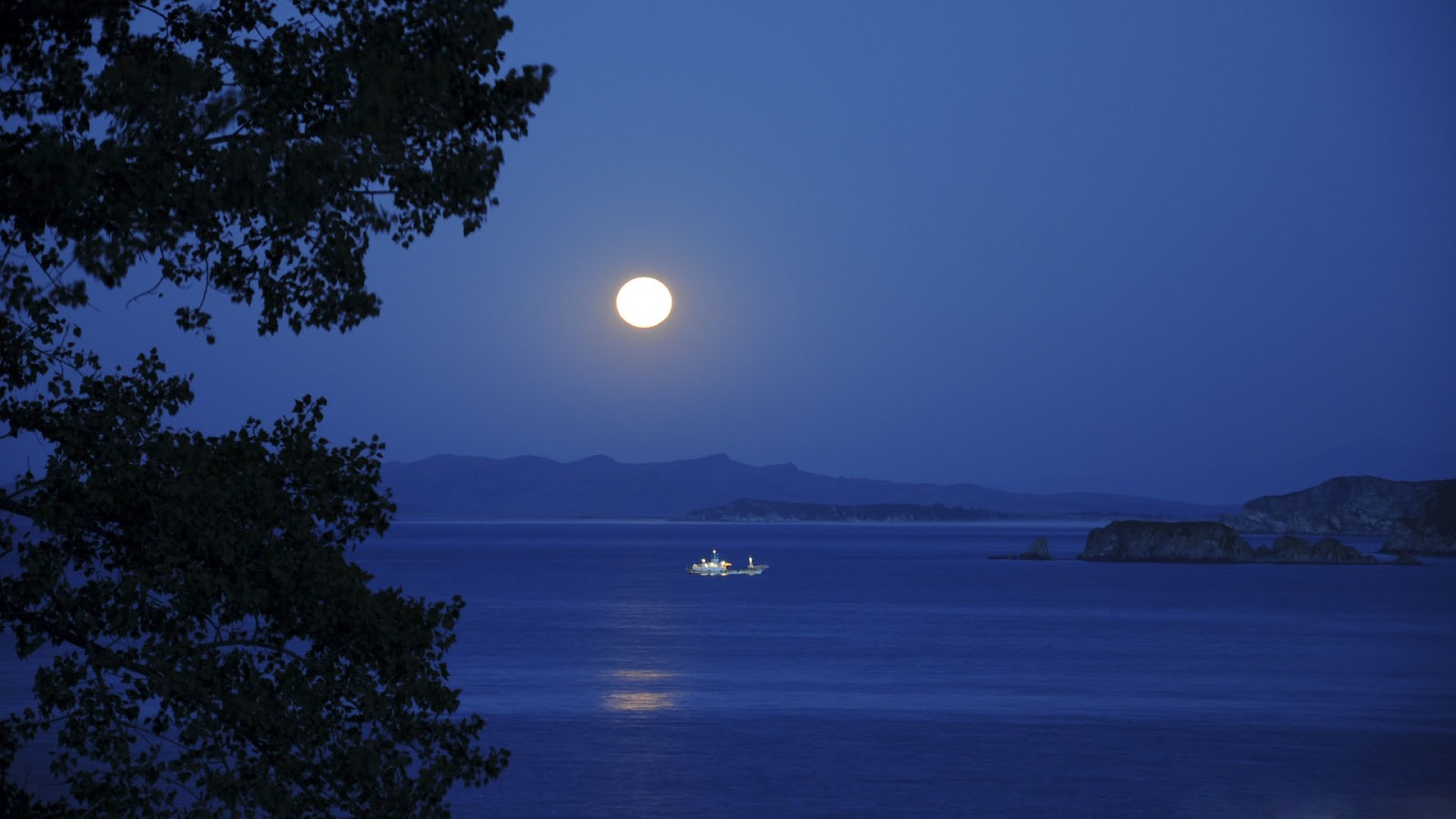 http://2.bp.blogspot.com/-F6mUmocIqOQ/UGQpKJluecI/AAAAAAAAF7o/iU57RB8wfM0/s1600/Full_Moon_Wallpaper_1.jpg