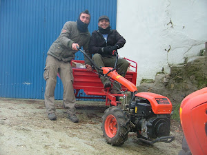 Alumnos de 2º con la "mulilla mecánica"