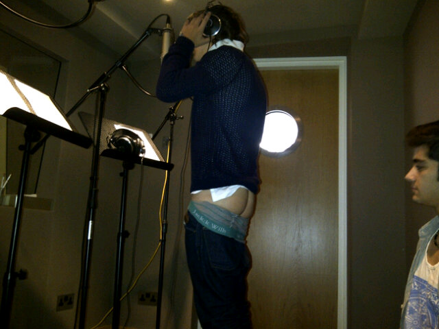 Harry Styles pantolonsuz.