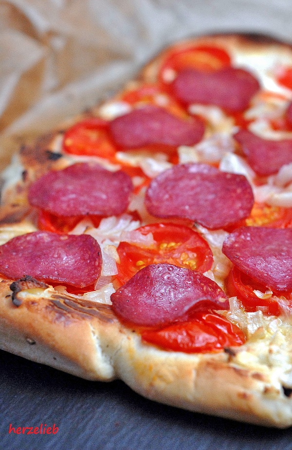 Salamipizza selbstgemacht - ganz einfach mit herzelieb