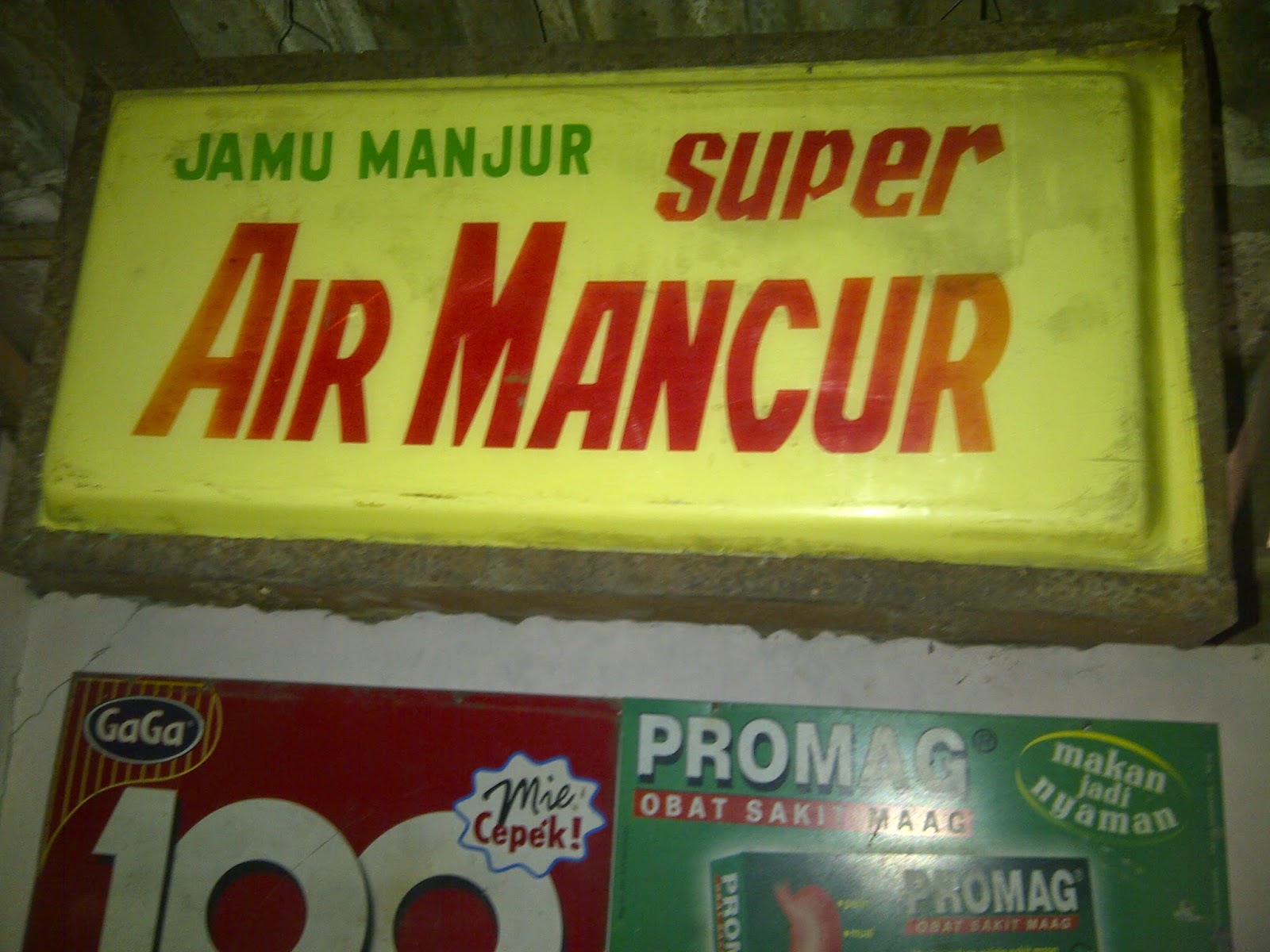 Koleksi Antik Anggoro Solo: Neon Box Jamu Air Mancur