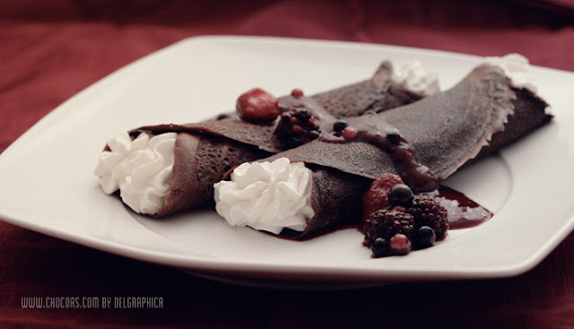 Crepes de chocolate con nata y frutas del bosque