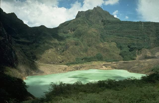 WAJAH GUNUNG KELUD DARI MASA KE MASA Danau yang indah di lereng Gunung Kelud tahun 1980