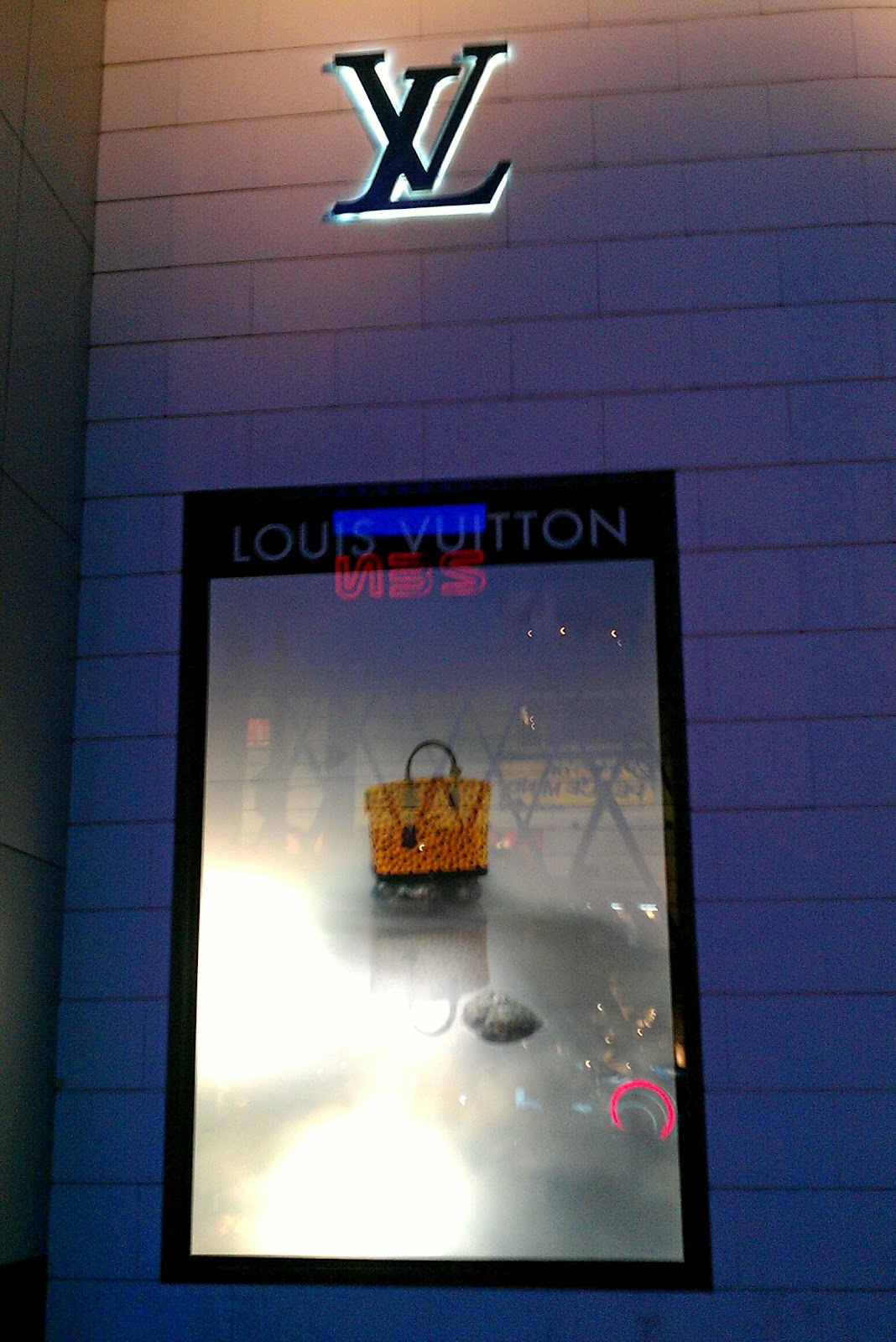 Joyly on X: New blog: LOUIS VUITTON window display at Emporium in