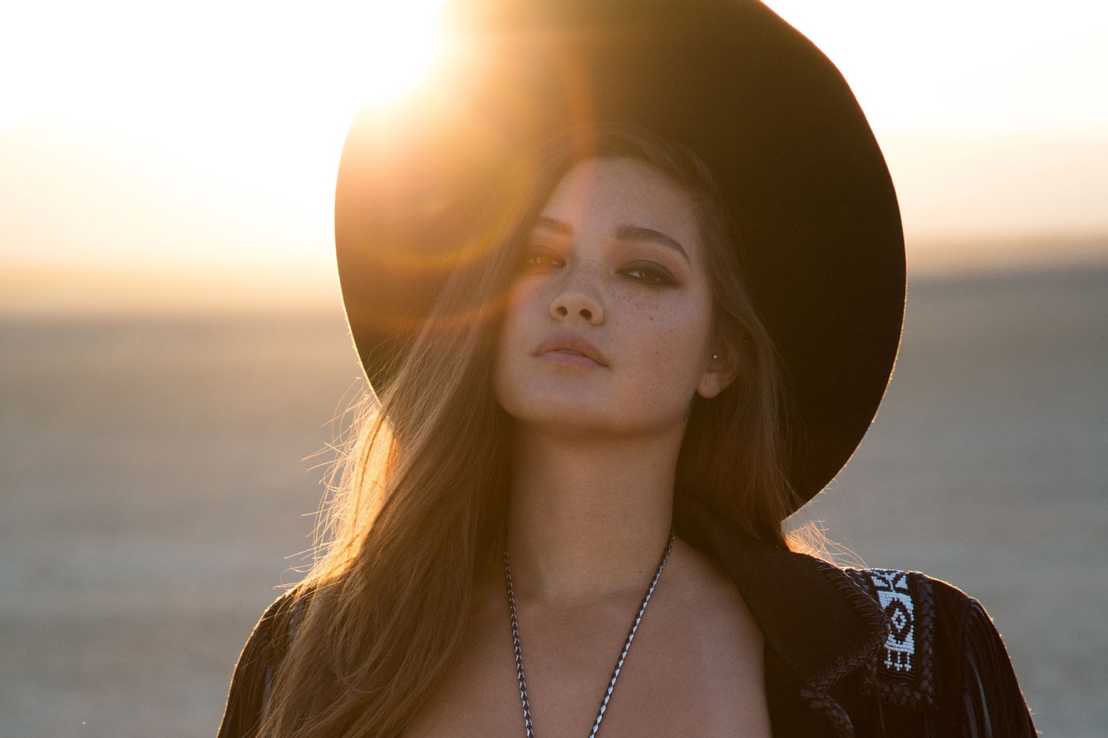 Chelsie Aryn позирует голышом в пустыне на фоне раритетного автомобиля Chelsie Aryn позирует голышом в пустыне на фоне раритетного автомобиля