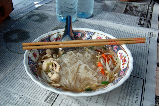 Zuppa di noodles fuori dal Parco Archeologico di Sukhothai - Thailandia - Soup noodles out of the Archaeological Park of Sukhothai - Thailand