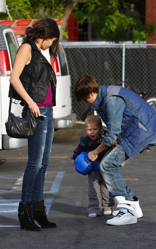 Justin Bieber: Justin Bieber, his Dad, Selena, Jazzy and Jaxon out for