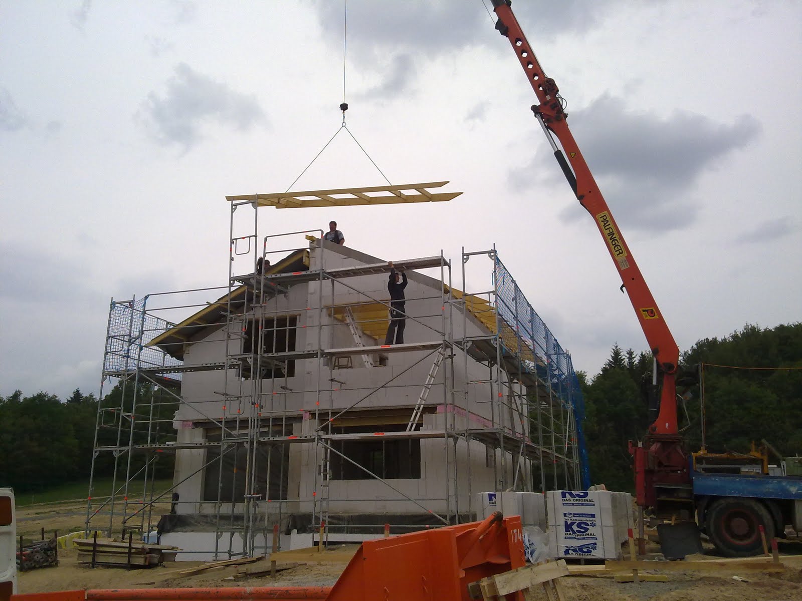 Bauen mit der Firma Herbert Niehaus - Bautagebuch: Dach ist drauf und