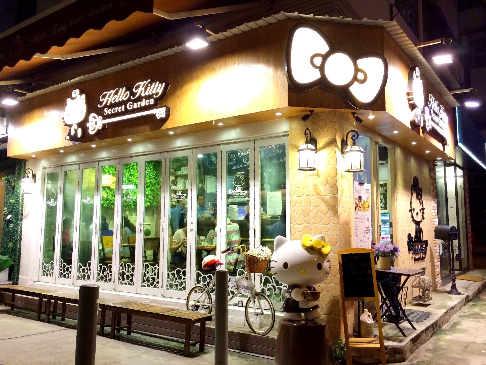 Hong Kong‚Äôs Hello Kitty Secret Garden Caf√©! - Girl Museum
