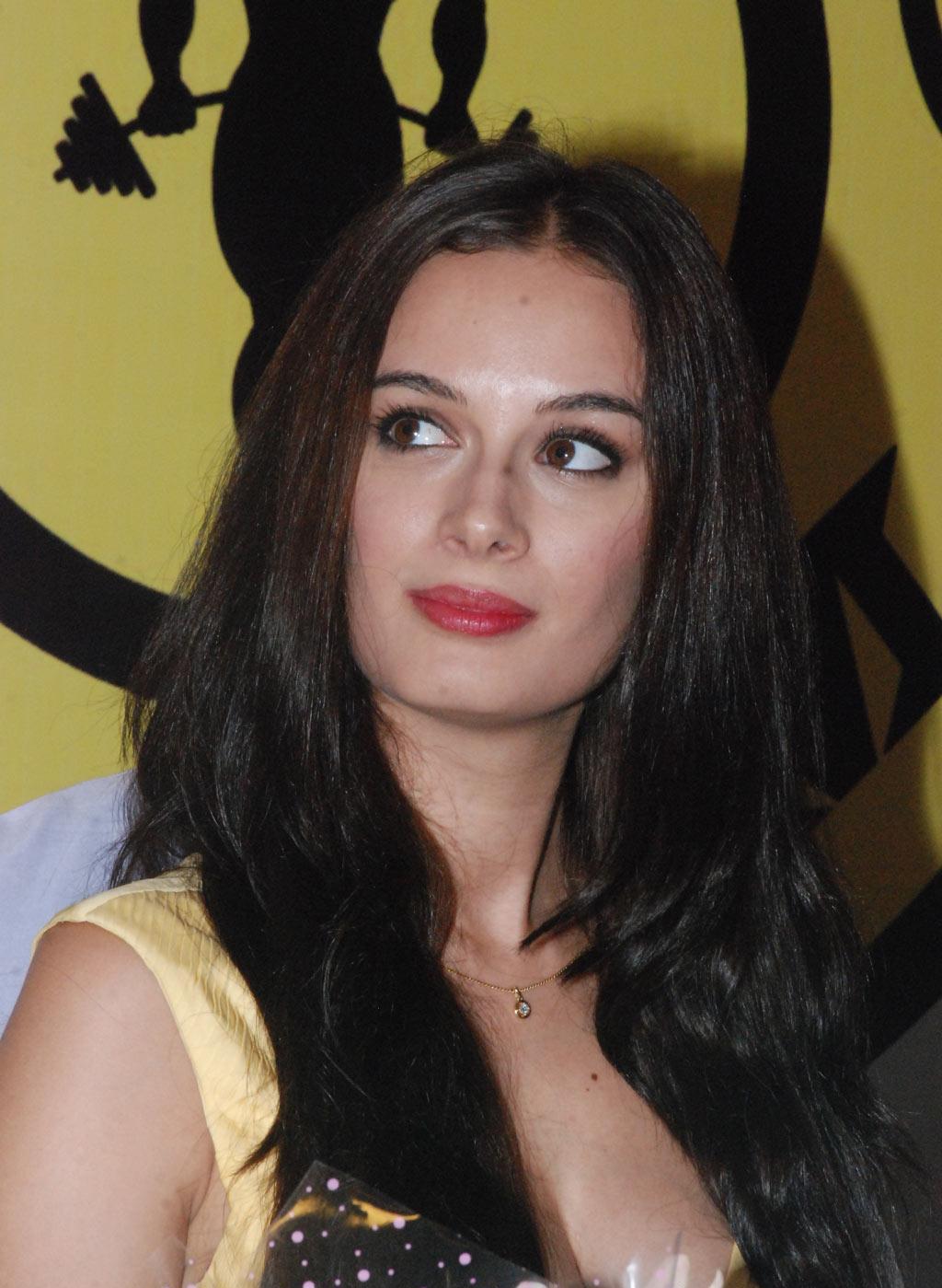 High Quality Bollywood Celebrity Pictures: Evelyn Sharma Sexy Cleavage