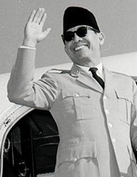 foto gambar presiden ir. soekarno (sukarno) melambaikan tangan