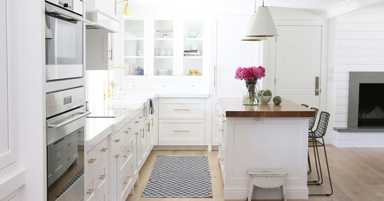 Antes y Después: Una cocina blanca con toques dorados | três studio