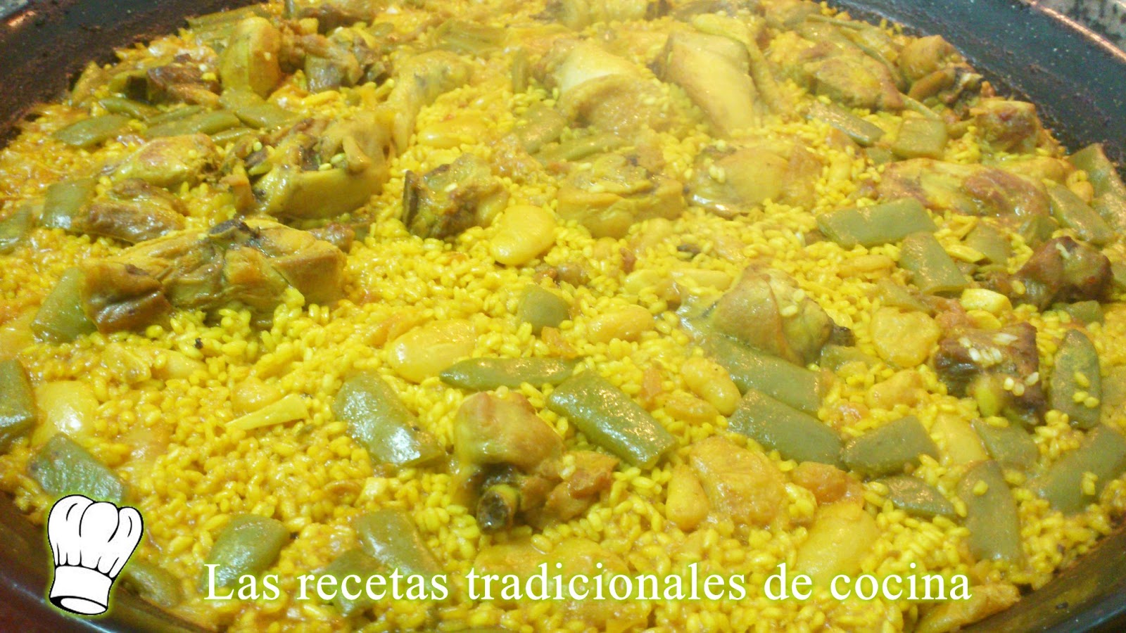 Paella valenciana con pollo, conejo y costillas al estilo de la ribera