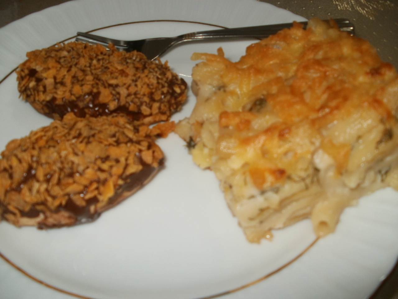 zehra mutfakta çayın yanına bişeyler